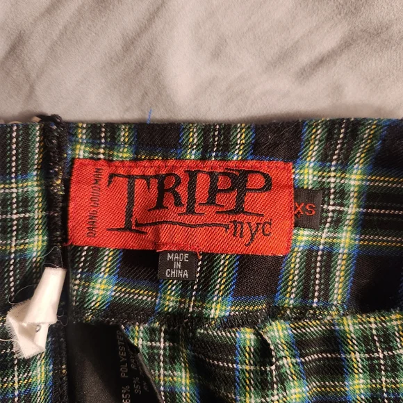 Tripp NYC Black and Green Pleated Mini Skirt - Picture 2 of 3